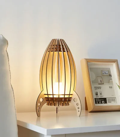 Skrivbordslampa i trä med modern design och varmt ljus, idealisk för arbets- eller läsrum.