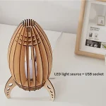 Lampa i trä med lamellstruktur, utrustad med en LED-ljuskälla och en USB-port för att ladda eller ansluta enheter. Idealisk för modern och funktionell dekoration.