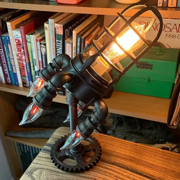 Designad skrivbordslampa inspirerad av en raket med varmt ljus och svart metallstruktur. Perfekt för modern eller tematisk vetenskaplig dekoration.