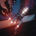 Dekorativ lampa i form av en ångpistol med tända glödlampor, idealisk för industriell eller vetenskaplig dekoration.