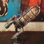 Dekorativ steampunkpistol i metall med glaselement och kopparrör, inspirerad av science fiction och industriell estetik. Perfekt för inredning eller som en del av en samling.