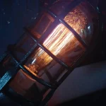 Vintage Edison-lampa i en svart metallram, som lyser upp ett rum med ett varmt och mysigt ljus.