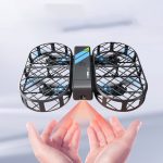 Kompakt quadcopter-drönare med inbyggd kamera, idealisk för luftfotografi och fritid. Modern design och avancerad teknik för stabila flygningar.