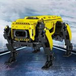 LEGO-robotfordon i gult med fyra ledade ben, designad för vetenskap och teknik. Perfekt för dekoration eller vetenskapligt lärande.