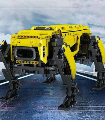 LEGO-robotfordon i gult med fyra ledade ben, designad för vetenskap och teknik. Perfekt för dekoration eller vetenskapligt lärande.