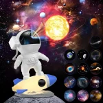 Leksaksfigur av astronaut på ett rymdskepp, med en bakgrund av kosmos som illustrerar planeter, stjärnor och galaxer, idealisk för vetenskaplig och pedagogisk dekoration.