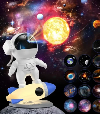 Leksaksfigur av astronaut på ett rymdskepp, med en bakgrund av kosmos som illustrerar planeter, stjärnor och galaxer, idealisk för vetenskaplig och pedagogisk dekoration.