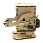 Pedagogisk trärobot med rörliga mekanismer och elektroniska komponenter. Perfekt för att lära sig robotik och programmering på ett lekfullt och interaktivt sätt.