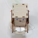 Pedagogisk trärobot med sensorer, hjul och elektroniska komponenter för vetenskapliga och pedagogiska projekt.