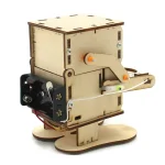 Trärobot med rörlig arm och elektrisk motor för pedagogiska och vetenskapliga projekt.
