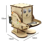 Pedagogisk trärobot med rörlig arm, elektroniska komponenter och träbas, som mäter 15 cm hög, 13 cm bred och 12 cm djup, idealisk för att lära sig robotik.