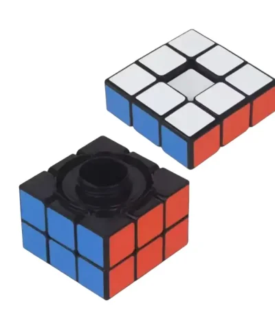 Klassisk Rubik's kub med färgade sidor i vitt, rött och blått, används för reflekterande och logiska spel.