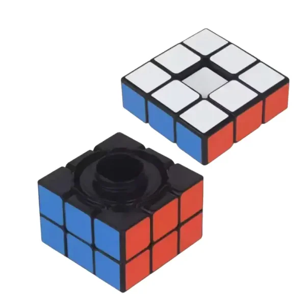 Klassisk Rubik's kub med färgade sidor i vitt, rött och blått, används för reflekterande och logiska spel.