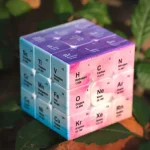 Utbildningskub som representerar det periodiska systemet av kemiska element, med synliga symboler och atomnummer, idealisk för vetenskaplig dekoration eller lärande.