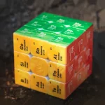 Utbildningskub som representerar en modell av det periodiska systemet av kemiska element, idealisk för vetenskapligt lärande och kontors- eller klassrumsdekoration.