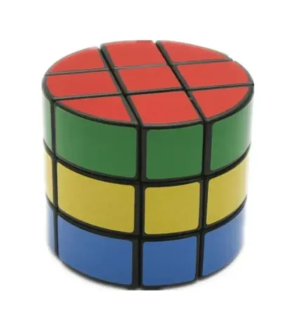 Flerfärgad Rubik-kub, perfekt för kontors- eller vetenskapsinredning, som kombinerar nöje och logiskt tänkande.