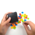 Vetenskaplig LEGO-bricka med svart låda och färgglada bitar för utbildningsexperiment och aktiviteter för barn.