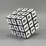 3x3 numerisk kub med svarta siffror på vit bakgrund, används som dekorativt eller utbildningsobjekt, som illustrerar vetenskap och logik.