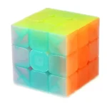 Lysande Rubik's kub i färgad plast, perfekt för vetenskaplig och lekfull dekoration.