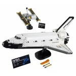 LEGO NASA rymdskepp med figurer och tillbehör för vetenskaplig dekoration.