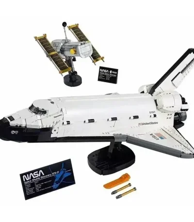 LEGO NASA rymdskepp med figurer och tillbehör för vetenskaplig dekoration.