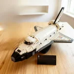 LEGO rymdskepp med cockpit, vingar och realistiska detaljer, perfekt för vetenskapsentusiaster och vetenskaplig dekoration.