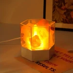 Upplyst Himalayasaltlampa, varm och naturlig atmosfär.