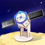 Modell av rymdfarkost i trä med solpaneler, designad för att lära sig om astronomi och vetenskap, perfekt för utbildande dekoration eller för att väcka vetenskaplig nyfikenhet.