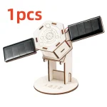 Mini utbildande satellit i trä med solpaneler och detaljerad design, idealisk för att lära sig om vetenskap och dekoration av kontor eller barnrum.