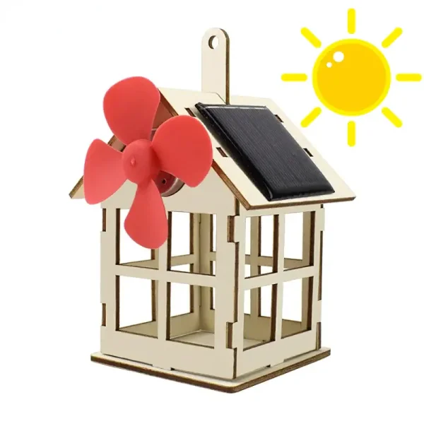 Modell av ett litet solhus med en rosa plastväderkvarn och svart solpanel, som illustrerar en ekologisk hushållsvindkraft.