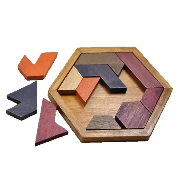 Byggset i trä med färgglada bitar och hexagonal form, idealiskt för att stimulera kreativitet och motorik hos barn.