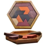 Hexagonalt geometriskt träpussel med färgglada bitar, perfekt för dekoration och mental stimulans.
