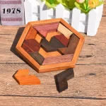 Träpussel med bitar i olika former och färger, placerade i en hexagonal ram på en träyta.