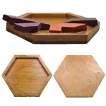 Träbricka med färgglada geometriska former för dekoration eller spel, tillsammans med två hexagonala brickor i naturligt trä.