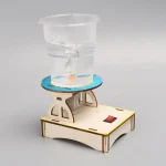 Miniatyr kemisk reaktor i trä med plastbehållare för utbildningsexperiment.