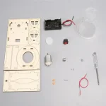 Komponentset för experimentell montering, inklusive en träpanel, motor, batteri, strömbrytare, glödlampa och olika små tillbehör, avsett för utbildnings- eller vetenskapsprojekt.