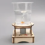 Vitrin för vetenskapligt experiment med vätska och miniatyrmotor, idealisk för dekoration och vetenskaplig utbildning.