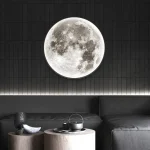 Väggdekoration med en stor lysande måne som ger en lugn och mystisk atmosfär i rummet. Perfekt för en modern eller vetenskaplig inredning.