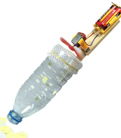 Modell av en plastflaska omvandlad till vetenskaplig erfarenhet med elektrisk motor och krets för utbildningsdemonstration.