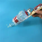 Hemmagjord jetmotoranordning som använder en plastflaska, en elektrisk motor, en propeller och en strömkälla, som illustrerar ett kreativt vetenskapsprojekt.