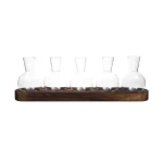 Transparent glasvas med trästöd, idealisk för vetenskapliga experiment eller laboratoriestil. Perfekt för vetenskaps- och originell inredning.