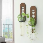 Hängande växtställning i glas med träram, modern dekoration för inomhus.