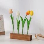 Blomsterdekoration med tulpaner i trä och plast för inomhusbruk.