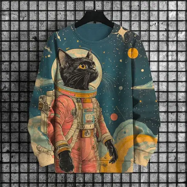 Plagg med design av svart katt i rymddräkt, i en kosmisk miljö med planeter och stjärnor, perfekt för vetenskaps- och astronomientusiaster.