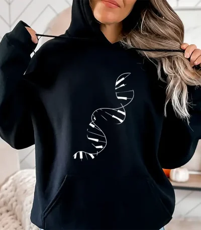 En kvinna bär en svart hoodie med ett mönster av en dubbelhelix av DNA i vitt, som illustrerar vetenskap och genetik i en avslappnad stil.
