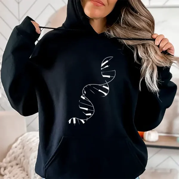 En kvinna bär en svart hoodie med ett mönster av en dubbelhelix av DNA i vitt, som illustrerar vetenskap och genetik i en avslappnad stil.