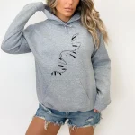 Avslappnad klädsel med stiliserat DNA-mönster på bröstet, perfekt för en vetenskaplig eller avslappnad look.