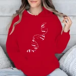 Röd hoodie med vitt DNA-mönster, perfekt för vetenskaps- och biologiälskare. Bekväm och trendig, idealisk för att visa din passion för genetik.