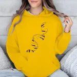 Gul jacka med svart DNA-mönster, avslappnad stil, perfekt för vetenskapsentusiaster och mode.