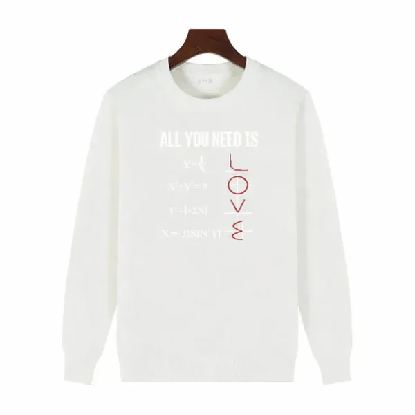 Vit sweatshirt med matematiska mönster och texten "All you need is love" i rött, perfekt för vetenskaps- och matematikentusiaster.